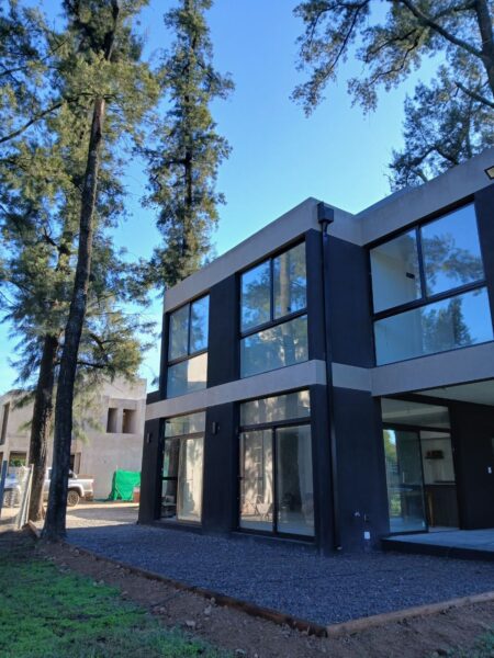 Casa a estrenar en complejo privado