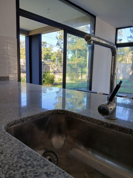 Casa a estrenar en Complejo Privado