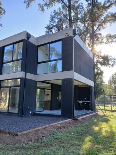 Casa a estrenar en Complejo Privado